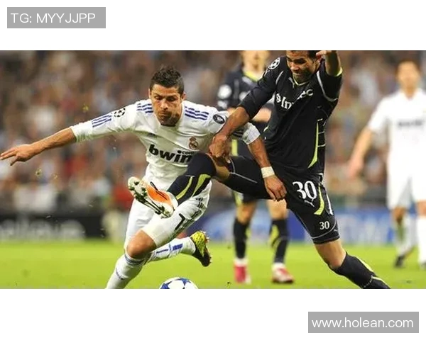 足球明星盛装出席颁奖典礼展现风采与魅力引领时尚潮流